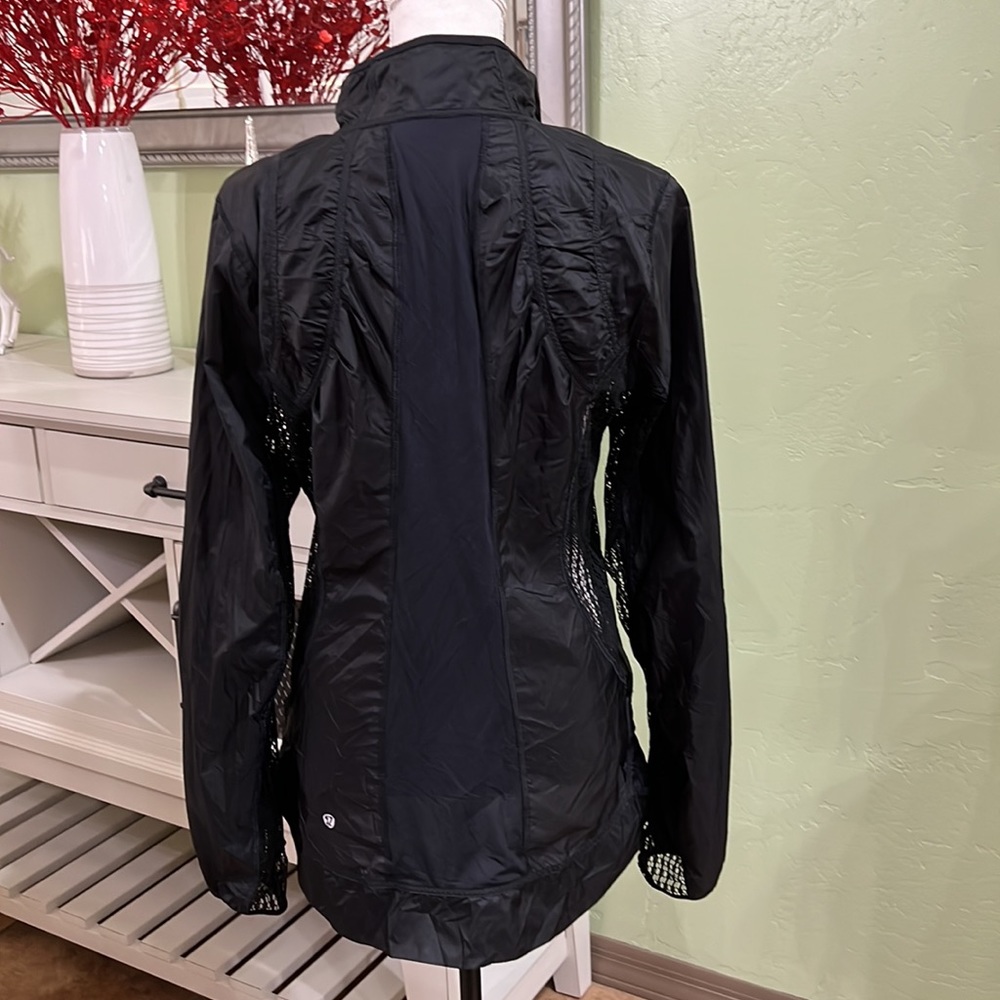 🔴🔴🔴🔴🔴. SOLD 🔴🔴🔴🔴🔴🔴rare lululemon jacket Lightweight - Picture 9 of 17